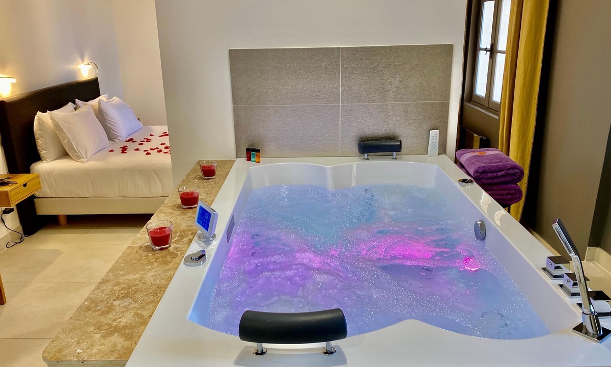 Martignargues House | Grand Luxe Suite GRAFFITI with XXXL whirlpool bath with shared POOL access
