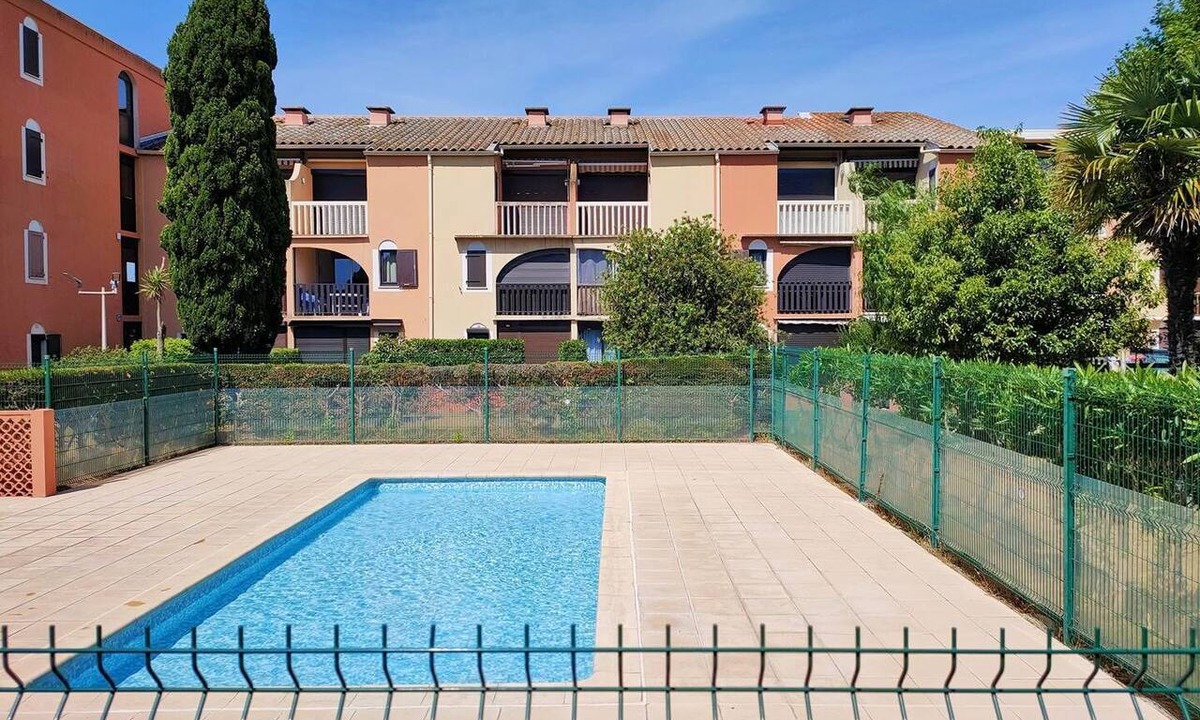 Les Arenes Apartment | Ground-floor studio apartment terrace, swimming and parking 4CORO77.