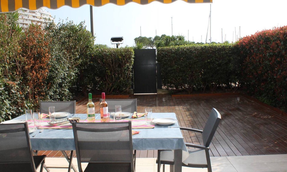 Villeneuve Loubet Beach Apartment | Ground Floor 3-Room Apartment with Terrace & Garden, 5 min to Beach, A/C, Parking, Villeneuve-Loubet