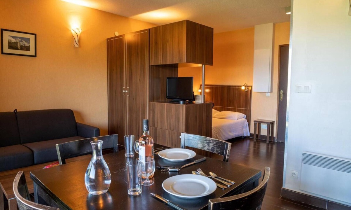 Jausiers Apartment | Ground floor, view valley, swimming pool, hammam, terrace, parking, tv, 27m², Pra Loup