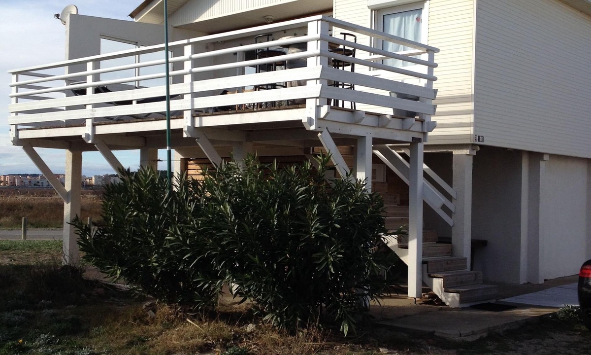 Gruissan Plage Ski Chalet | GRUISSAN PLAGE DES CHALETS mythical beach from the film 37°2 in the morning 4 people