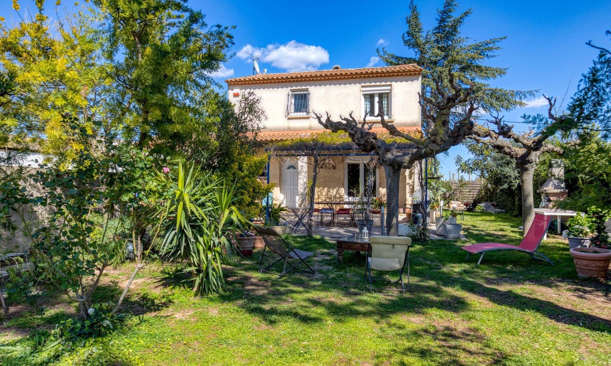 Saint-Just Bed & Breakfast | Guest Room 'Aux Amelierets' with Shared Pool, Shared Terrace and Wi-Fi