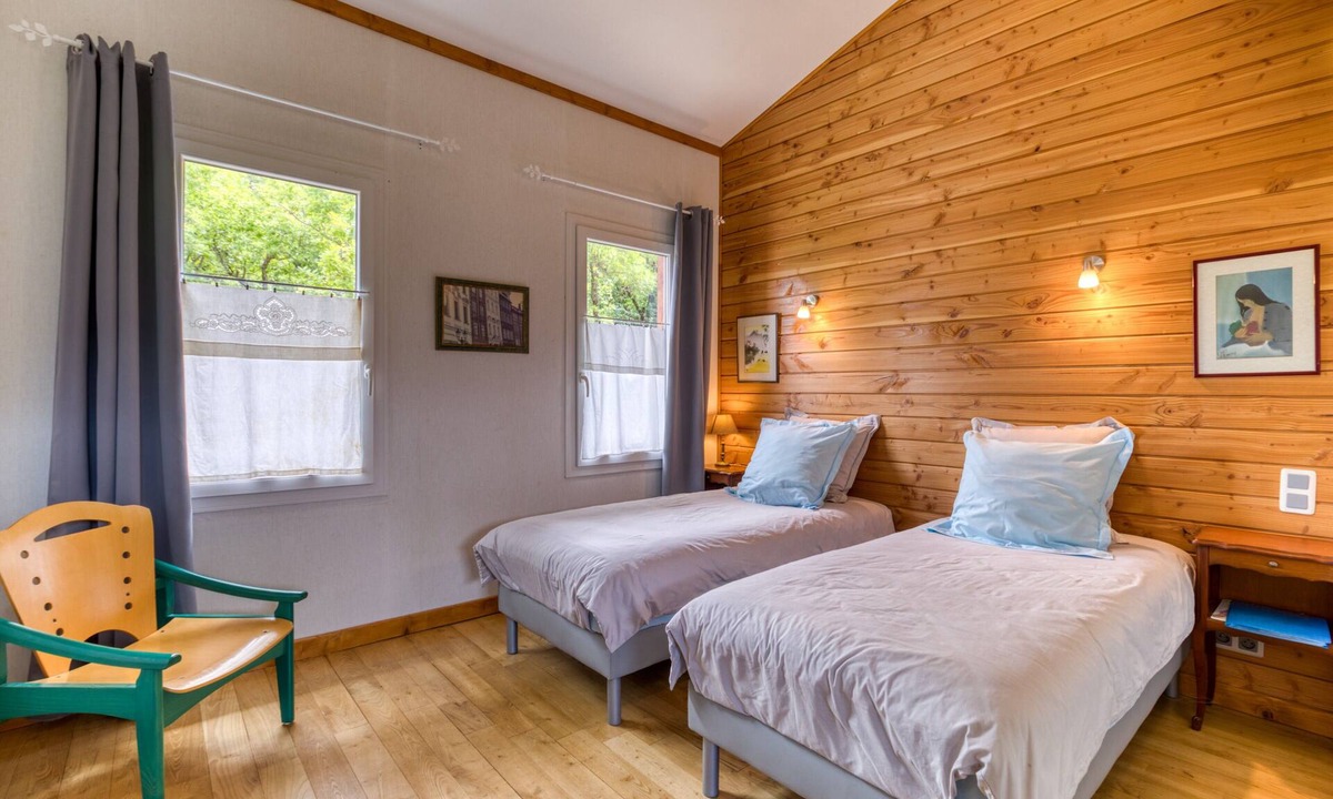 Soubes Bed & Breakfast | Guest Room “Chambre Paul” with Shared Pool, Terrace & Wi-Fi