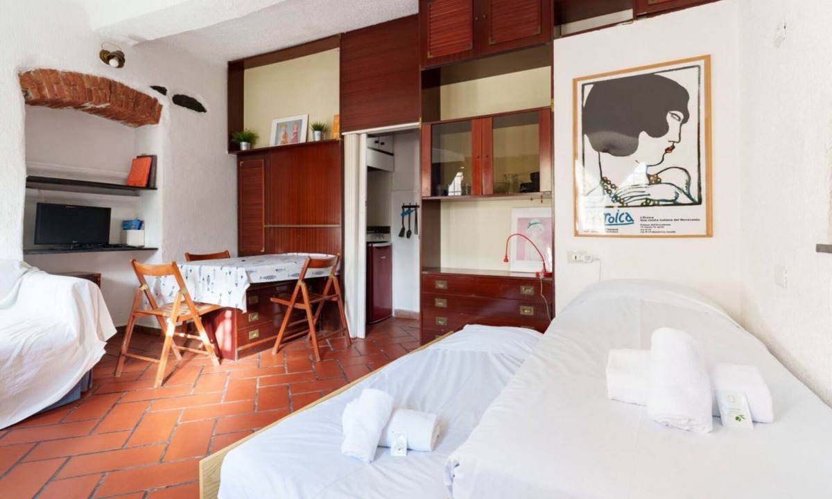 Nervi House | GuestHost - A practical 20 square meters studio apartment, perfect for two people, located on the ground floor of a building with a private entrance.The property is located in the Nervi neighborhood, just 400 meters from Caprafico beach, making it easy f
