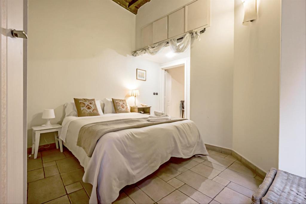 Rione VII Regola Apartment | GuestHost - Palazzo Farnese Historical Home