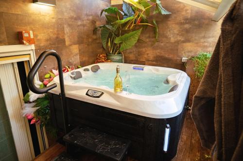 Como City Centre Apartment | Haven Loft Como - Private Spa, Parking & Jacuzzi