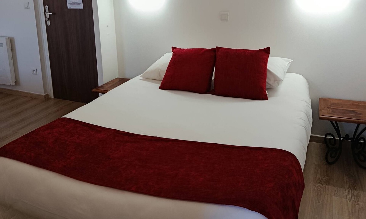 Digne-les-Bains Hotel | Historic 4-Guest Family Room | Pet-Friendly Picnic Garden | Downtown Location