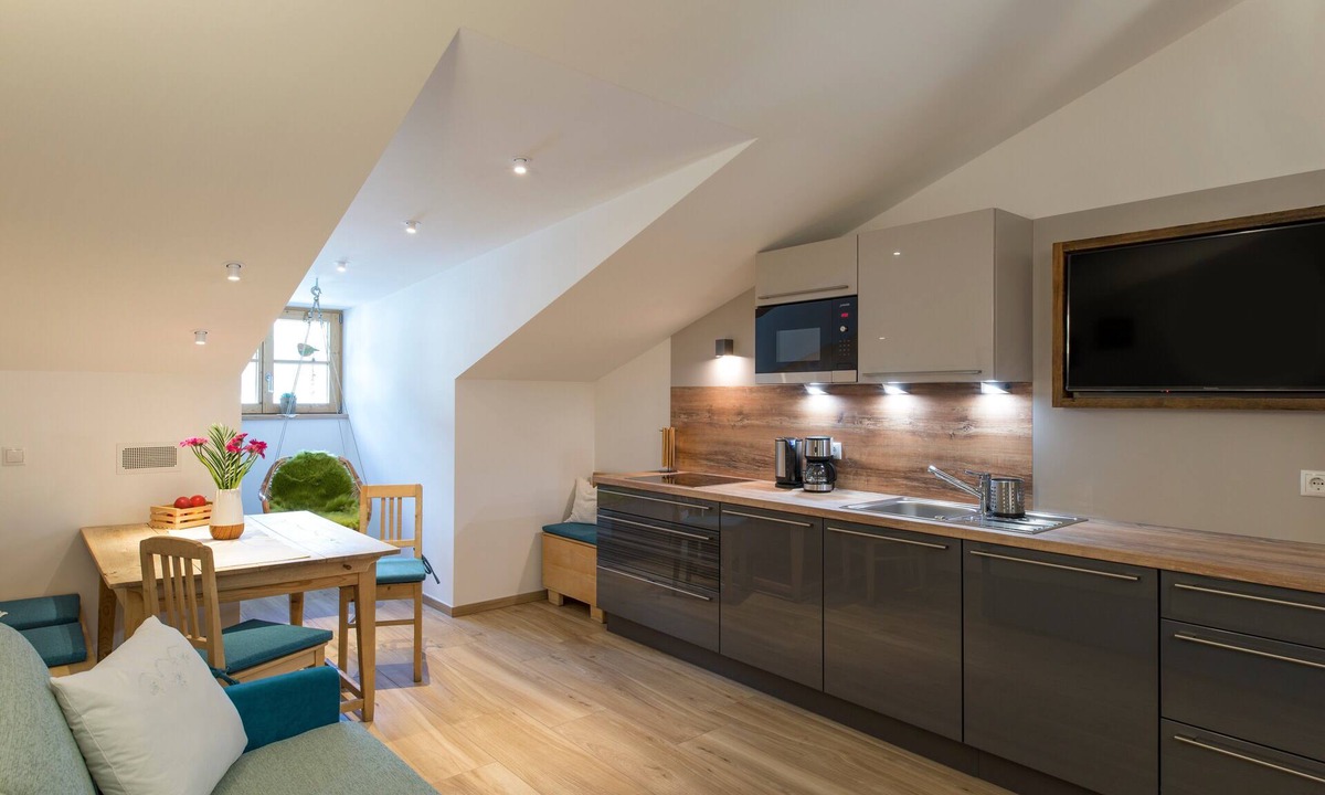 Parcines Apartment | Historic Charm Meets Modern Comfort: Sauna, Mountain Views & Terrace. Pets Welcome!