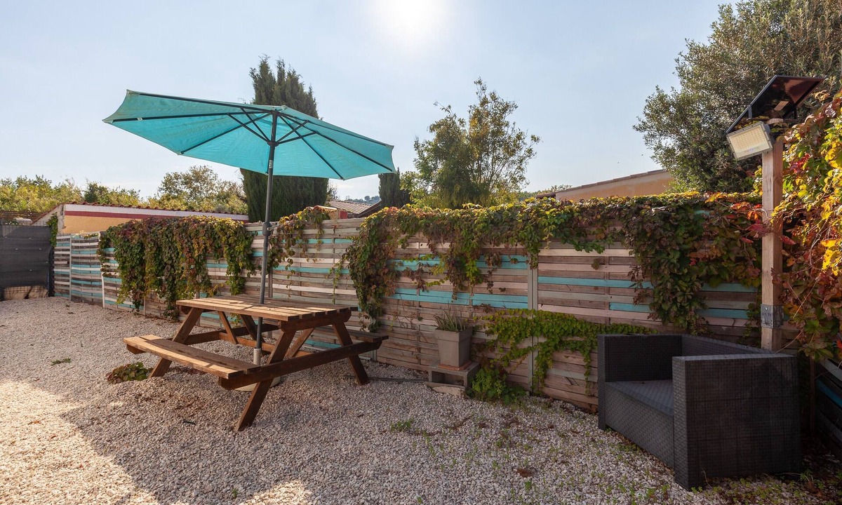 Saint-Mitre-les-Remparts House | Holiday Home 'Mexico' with Balcony and Air Conditioning