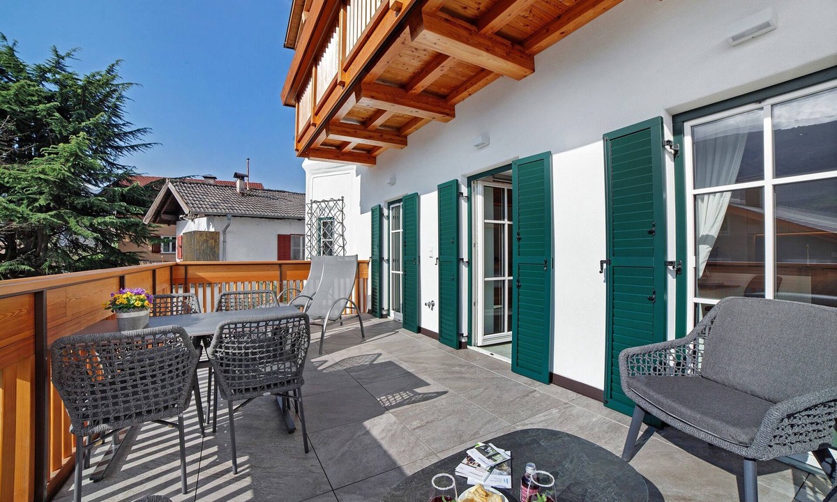 Parcines Apartment | Holiday Apartment 'Goschtstub' with Mountain View, Private Terrace and Wi-Fi