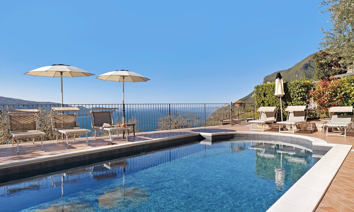 Gardola Apartment | Holiday Apartment 'Rustico Spagnol 1' with Lake View, Pool & Wi-Fi