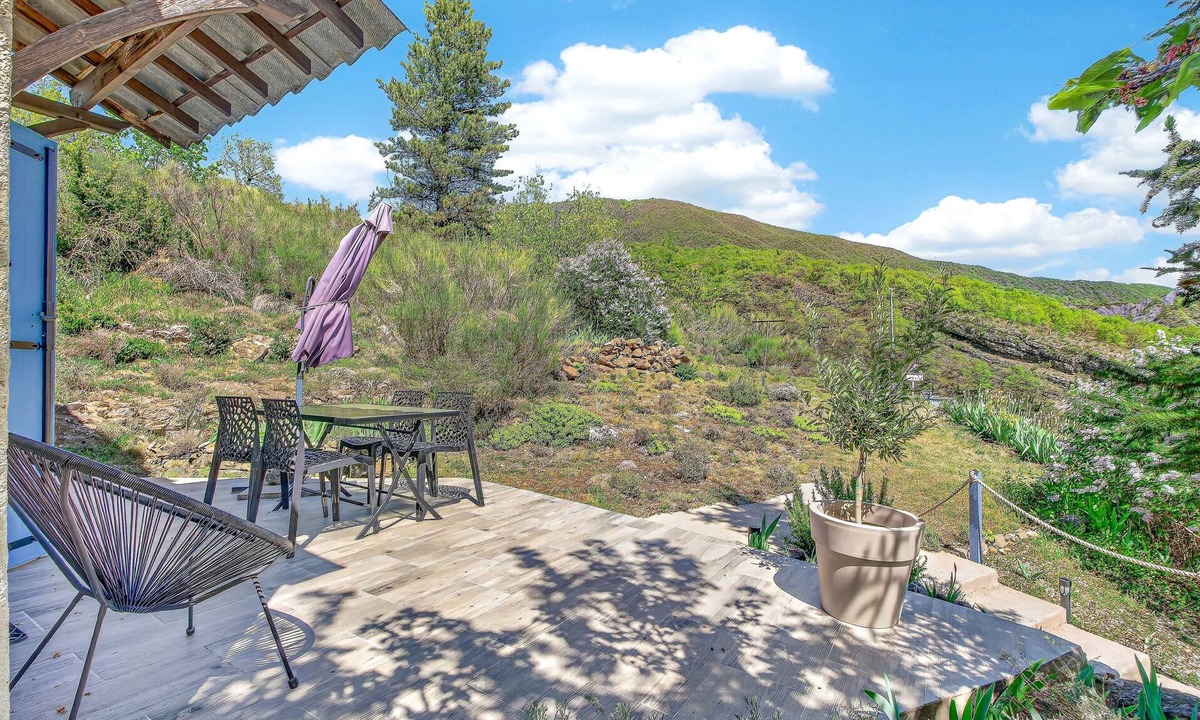 La Robine-sur-Galabre House | Holiday Home 'Les Iris' with Mountain View, Private Terrace and Wi-Fi