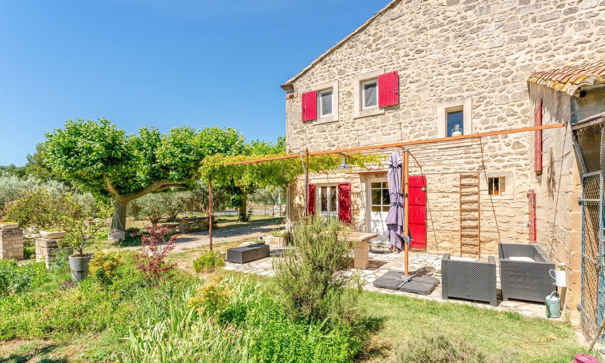 Les Baux-de-Provence House | Holiday Home 'Mas Derrière Château' with Mountain View, Wi-Fi and Air Conditioning