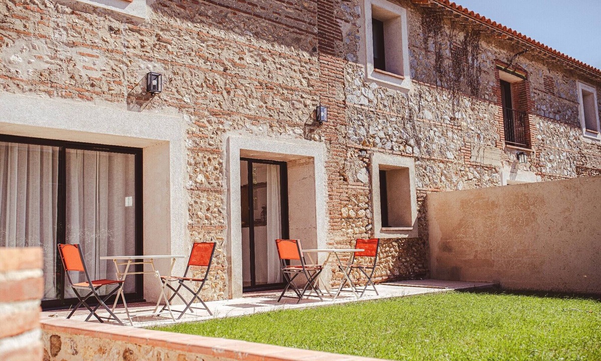 Las Bigues House | Holiday Home 'Gîte Au Domaine Du Mas Conte' with Mountain View, Wi-Fi and Air Conditioning