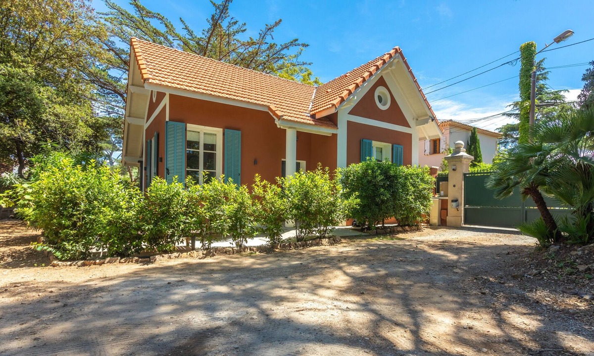 Saint-Aygulf House | Holiday Home 'Chalet' with Sea View, Wi-Fi and Air Conditioning