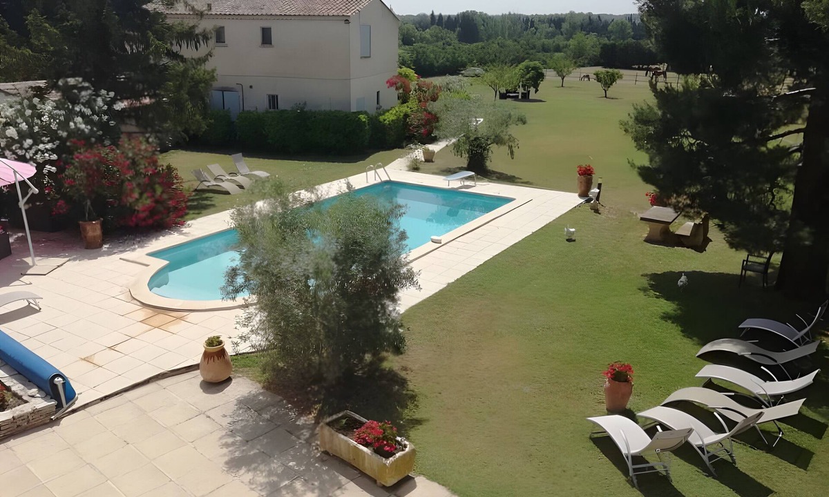 Mouries House | Holiday Home 'Gîte Giulia' with Shared Pool, Wi-Fi and Air Conditioning