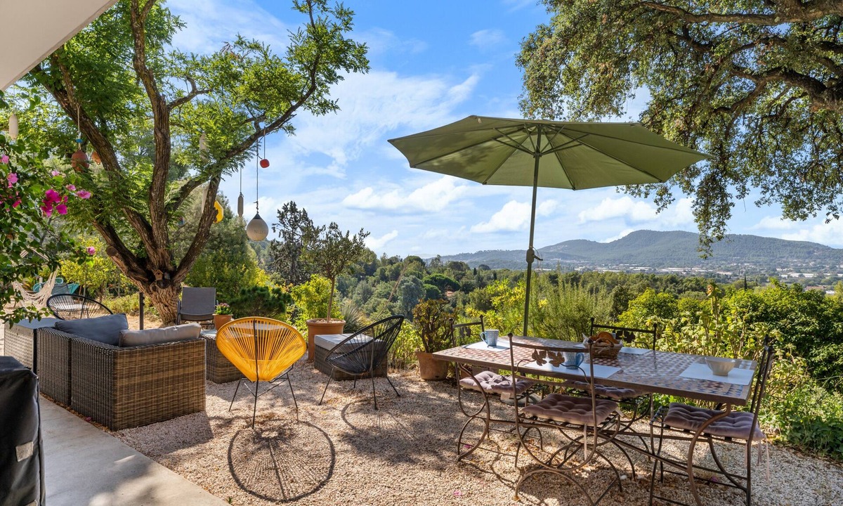Hyeres House | Holiday Home 'Hyeres Rez De Villa' with Sea View, Private Terrace and Wi-Fi