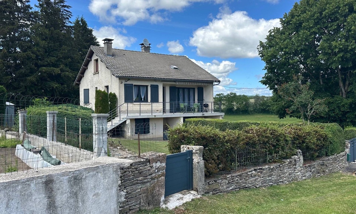 Salles-Curan House | Holiday Home "La Maison De Campagne" with Mountain View, Private Terrace and Garden