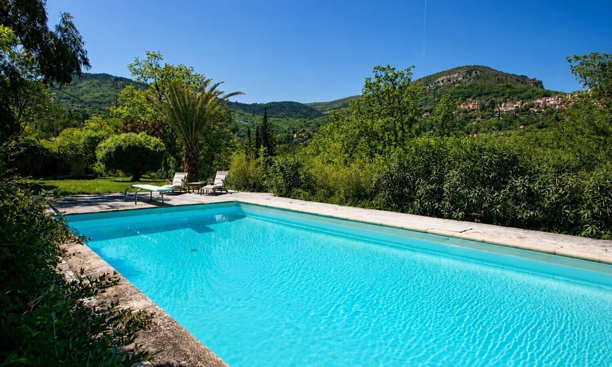 Le Bar-sur-Loup House | Holiday Home 'Le Cabanon Vue Sur La Vallée' with Balcony and Wi-Fi