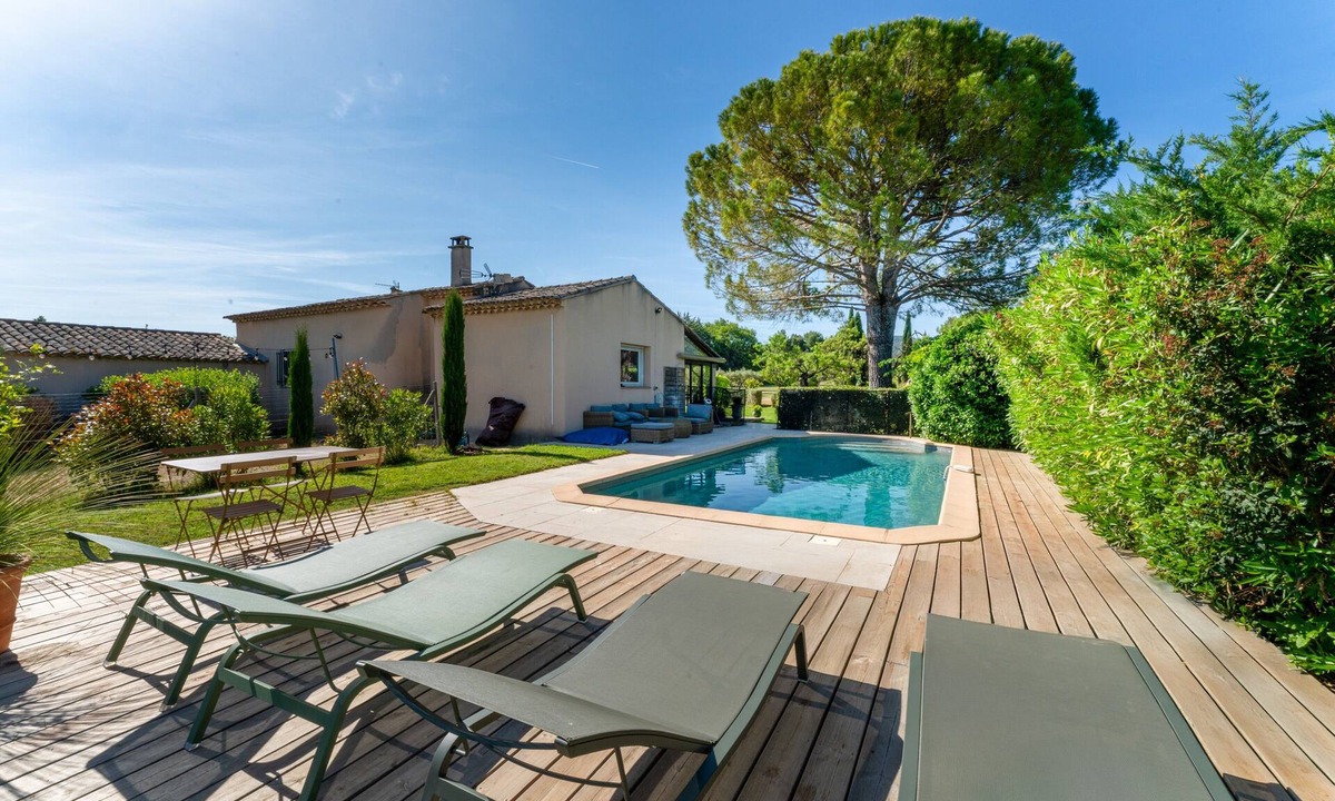 Eygalieres House | Holiday Home “Mas Lis Amélie” with Mountain View, Wi-Fi and Air Conditioning