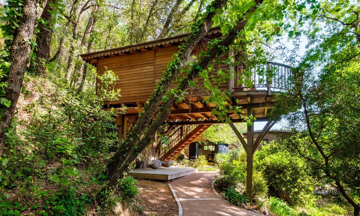 Saint-Paul-de-Vence Ski Chalet | Holiday treehouse "Bagheera" with Shared Pool, Private Terrace & Wi-Fi