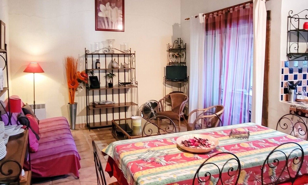 Albaron Apartment | Homerez - Apartment in Arles