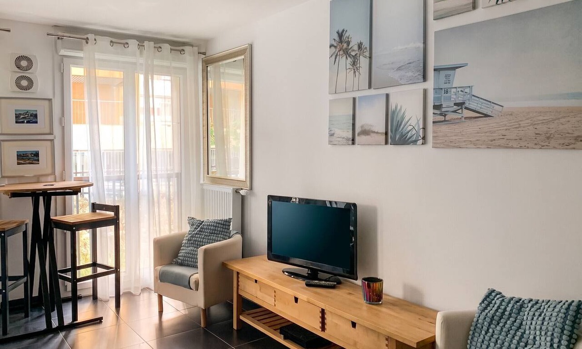 Saint-Victor Apartment | Homerez - Apartment in Marseille, garden view