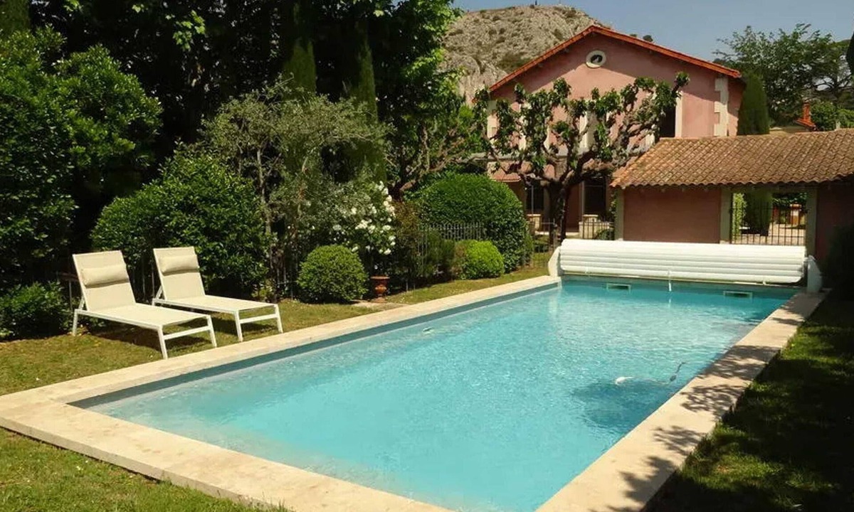 Cavaillon Villa | Homerez - Elegant Villa in Cavaillon with Private Pool