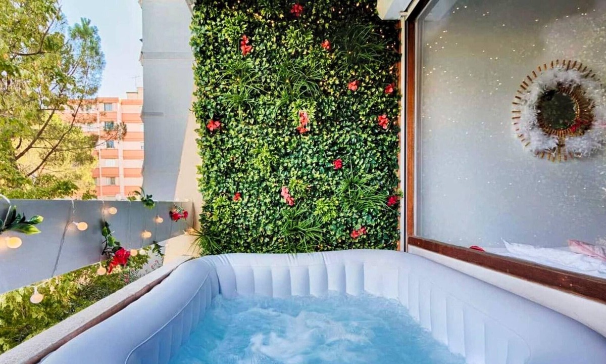 Beaux Arts-Boutonnet Apartment | Homerez - Studio for 2 ppl. with shared pool, jacuzzi and balcony at Montpellier