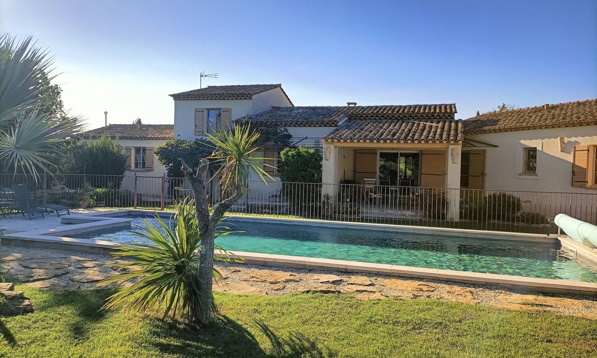 Cavaillon House | House 2 bedrooms, near GORDES ROUSSILLON, SWIMMING POOL, free parking