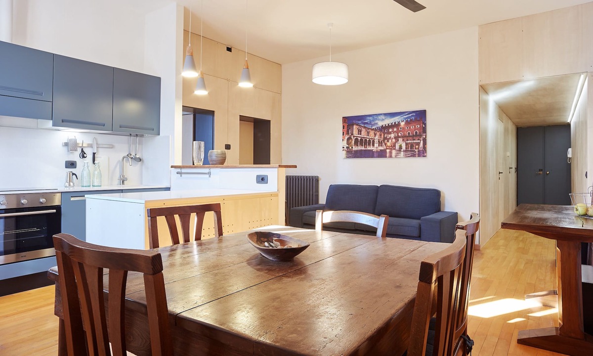 Verona City Centre Apartment | House University of Verona-Whole flat with 3 bdr 2 bath in the center of Verona.