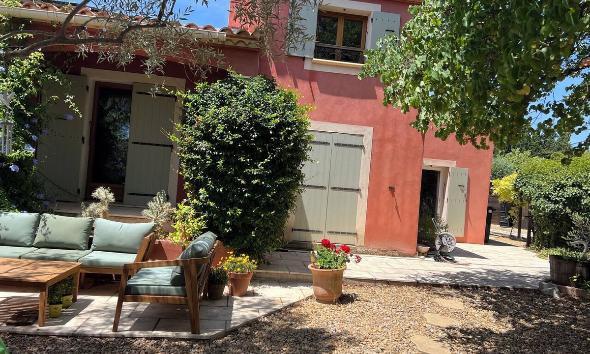 Montbazin House | House with a pool, near beaches, Montpellier, Sète, and vineyards.