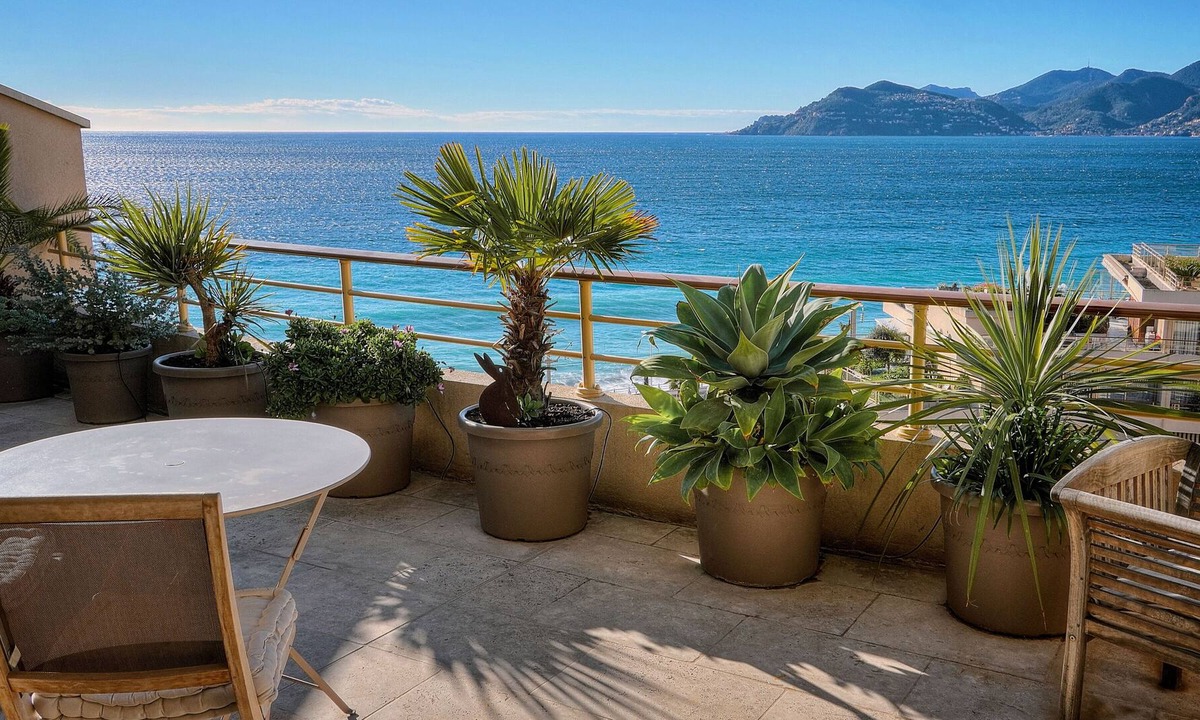 Cannes La Bocca Apartment | IMMOGROOM - Panoramic sea view - Terrace - 1 min from the beach - Parking