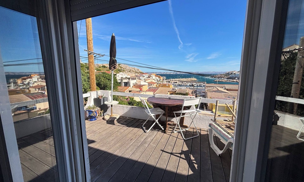 8th Arrondissement House | In Les Goudes, an air-conditioned house with a view, close to the sea, featuring a landscaped garden in a quiet setting.