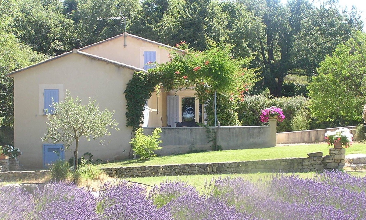 Bonnieux Villa | JDV Holidays-A superb 3 bedroom villa with A/C, beautiful garden private pool.