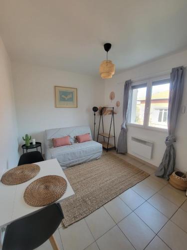 Sud Apartment | Joli studio lumineux centre avec parking securise dans quartier recherche