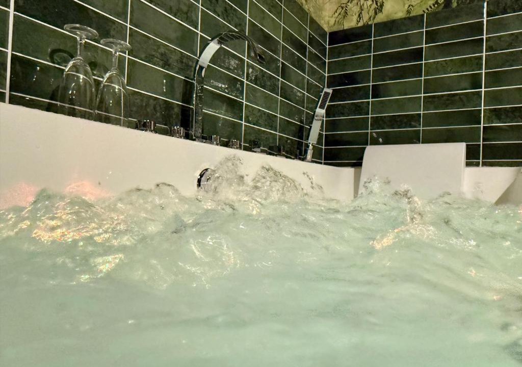 Lunel Apartment | Jungle Suite Jacuzzi Spa Terrasse, Wi-Fi & Parking PV