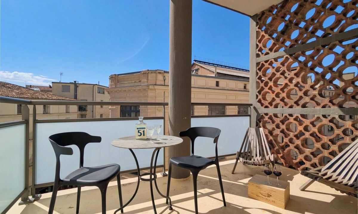 Beziers City Centre Apartment | "L'authentique" - hyper center - lovely terrace!