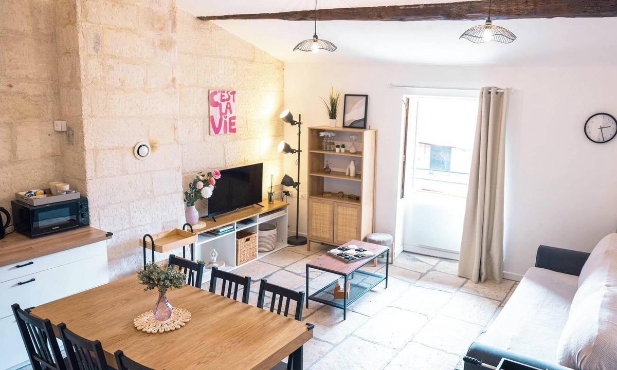 Beaucaire Apartment | ✦ L'Instant Retrouvé ✦ Cathedral Ceiling & Premium