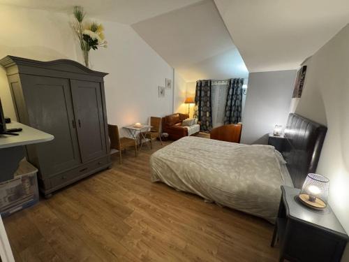 Les Censies Bed & Breakfast | L'olivier TESSA Hôtesse suite 30m2 terrasse 20m2