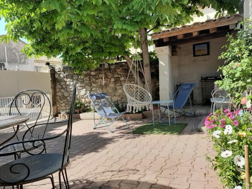 Maussane House | La capucinette à l’ombre du marronnier