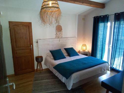 Les 3 Ponts Bed & Breakfast | La Chambre Haute, spa et jardin extérieur à Nîmes