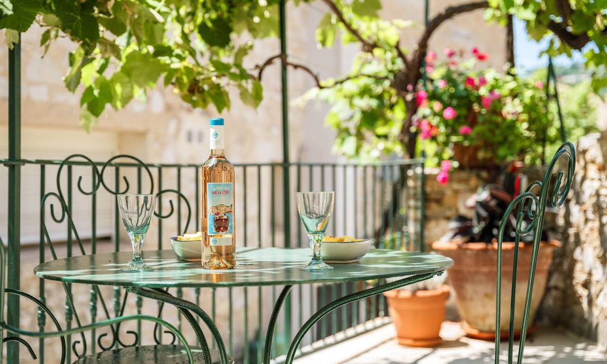 Tourrettes-sur-Loup Apartment | LA FONTAINE – Peaceful retreat in medieval Tourrettes-sur-Loup