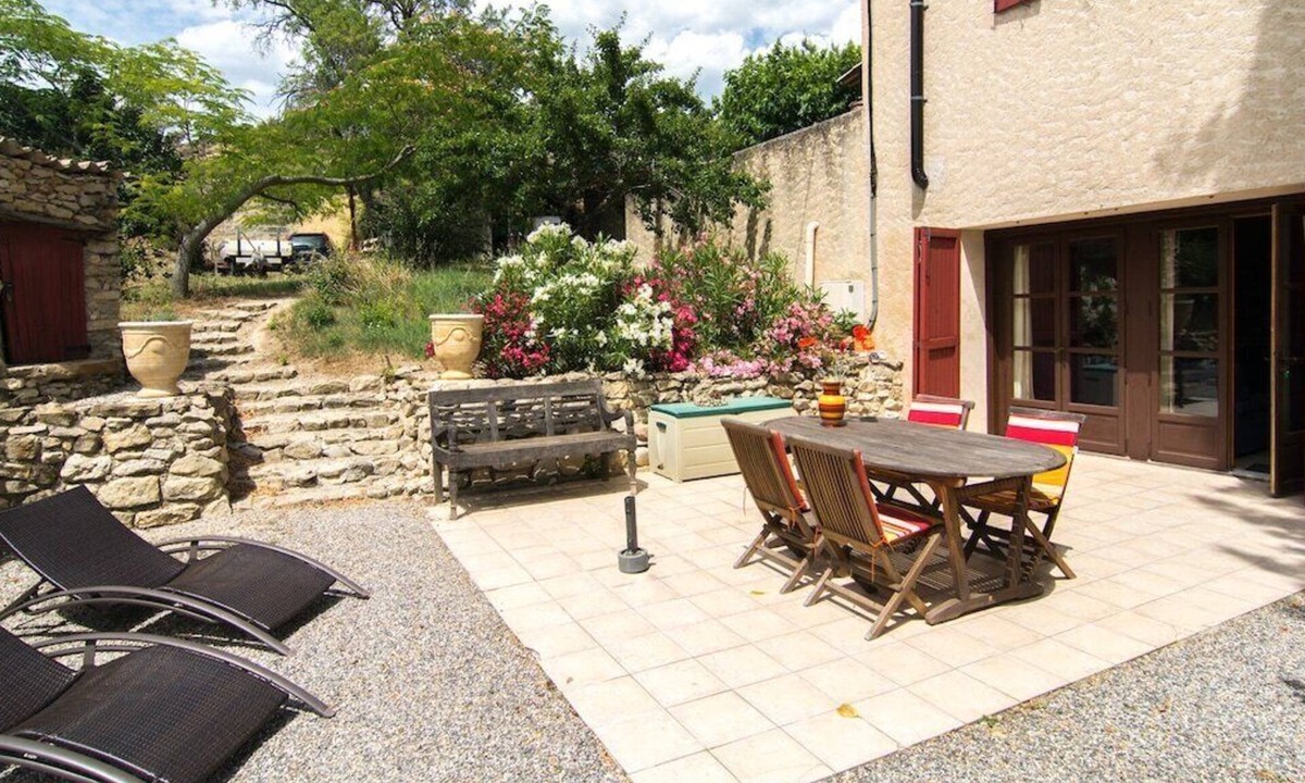 Lurs Apartment | La Grange - two-bedroom apartment with terrace