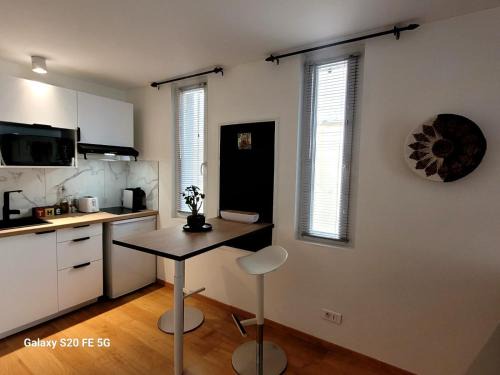 Istres Apartment | La Maison de Brigitte climatisée très bien placée tous commerces, en centre ville, Au choix 2 appartements 60 m2 pour 2 à 5 personnes ou studio 20 m2 pour 2 personnes max