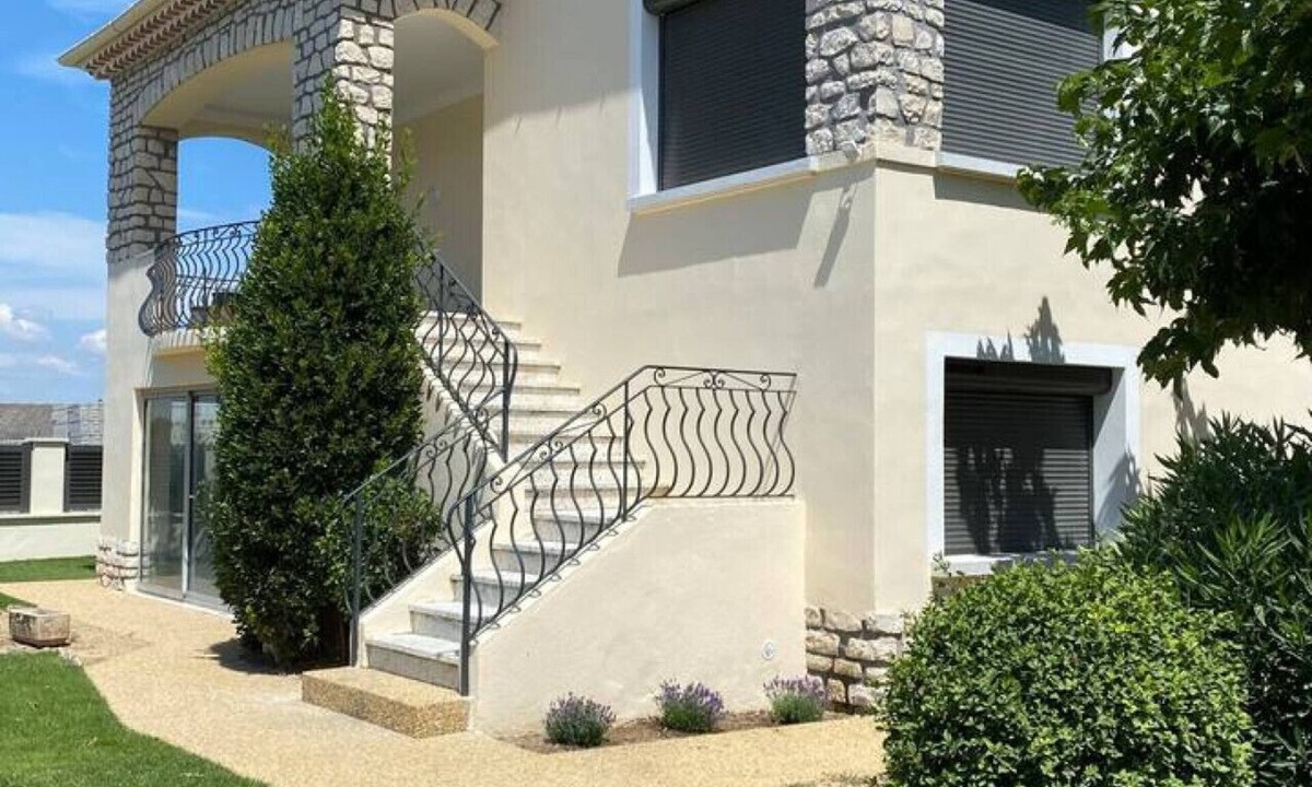 Taillades House | La Maison de Gari, spacious house with swimming pool and beautiful exterior