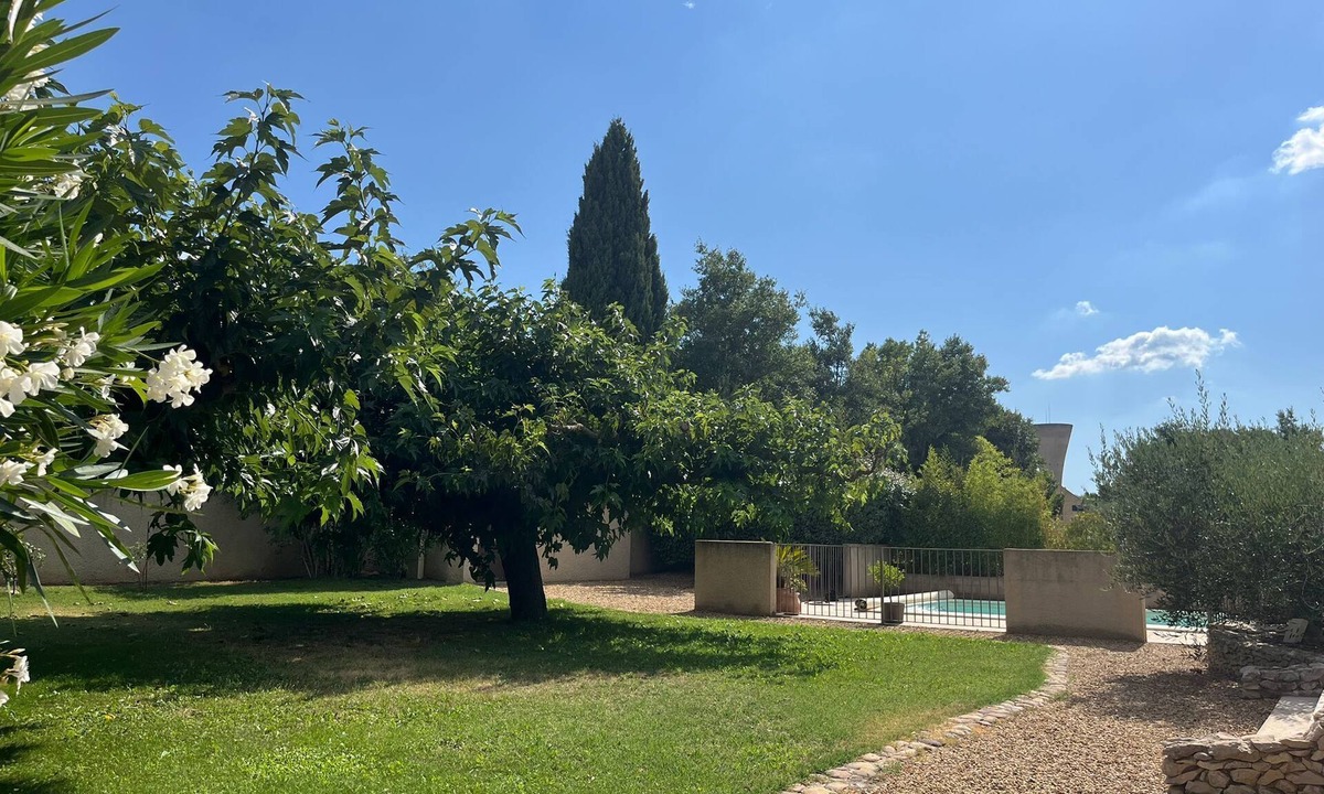 Senas Apartment | La Maisonnette de Line located between Alpilles and Lubéron.