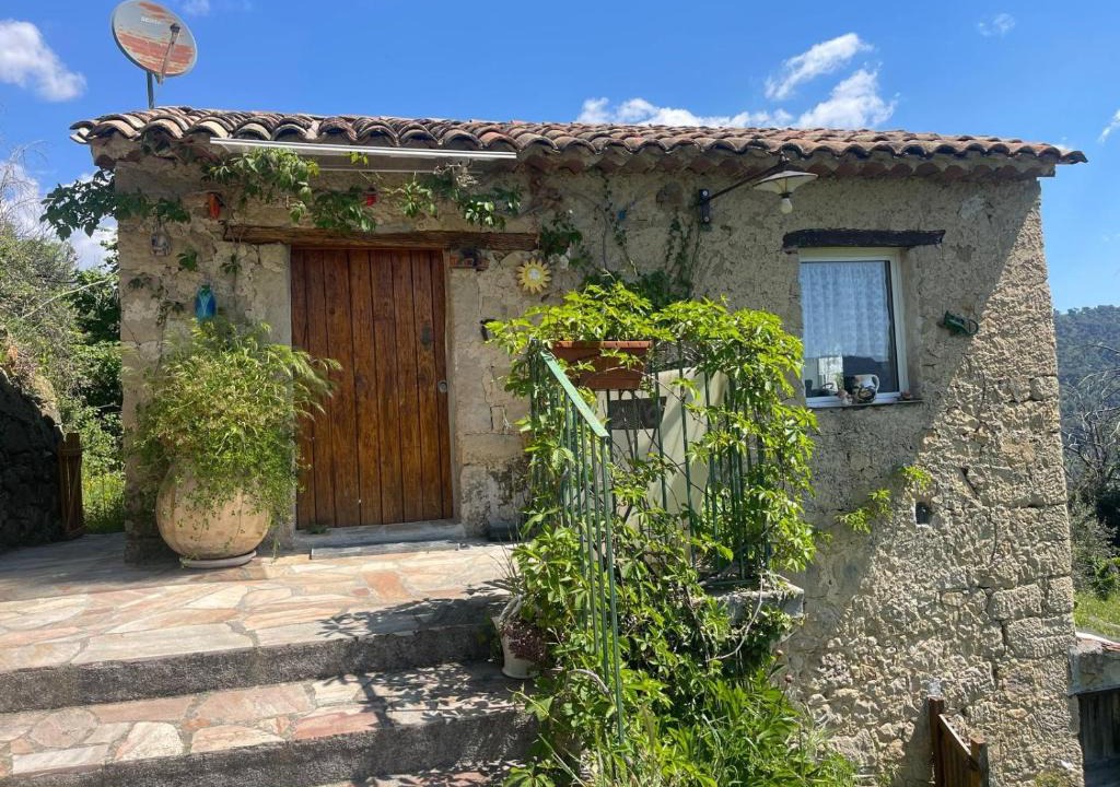 Coaraze House | La petite bergerie dans la prairie