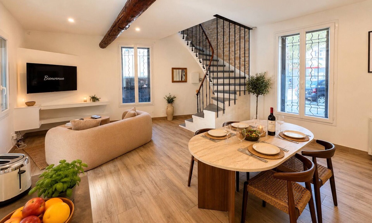 Cadereau House | La Romaine, 2 guests, city centre, king-size bed
