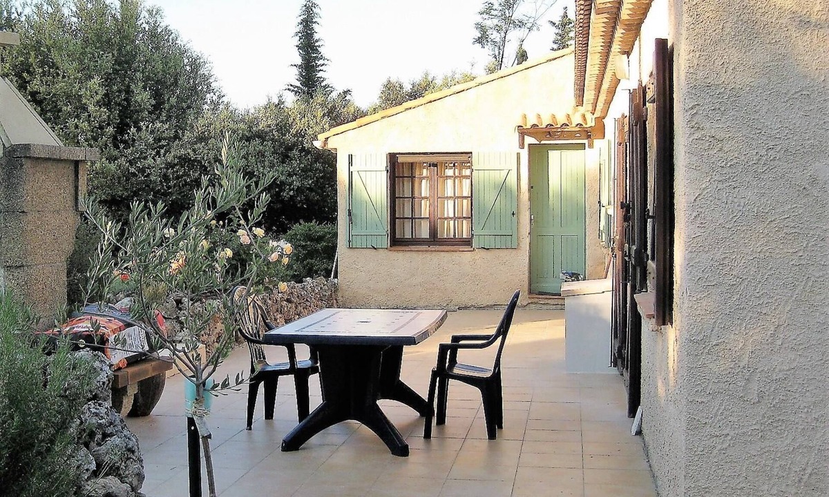 Sillans-la Cascade Villa | La Sauvergine family villa sleeps 7 with private pool, set in enclosed grounds.